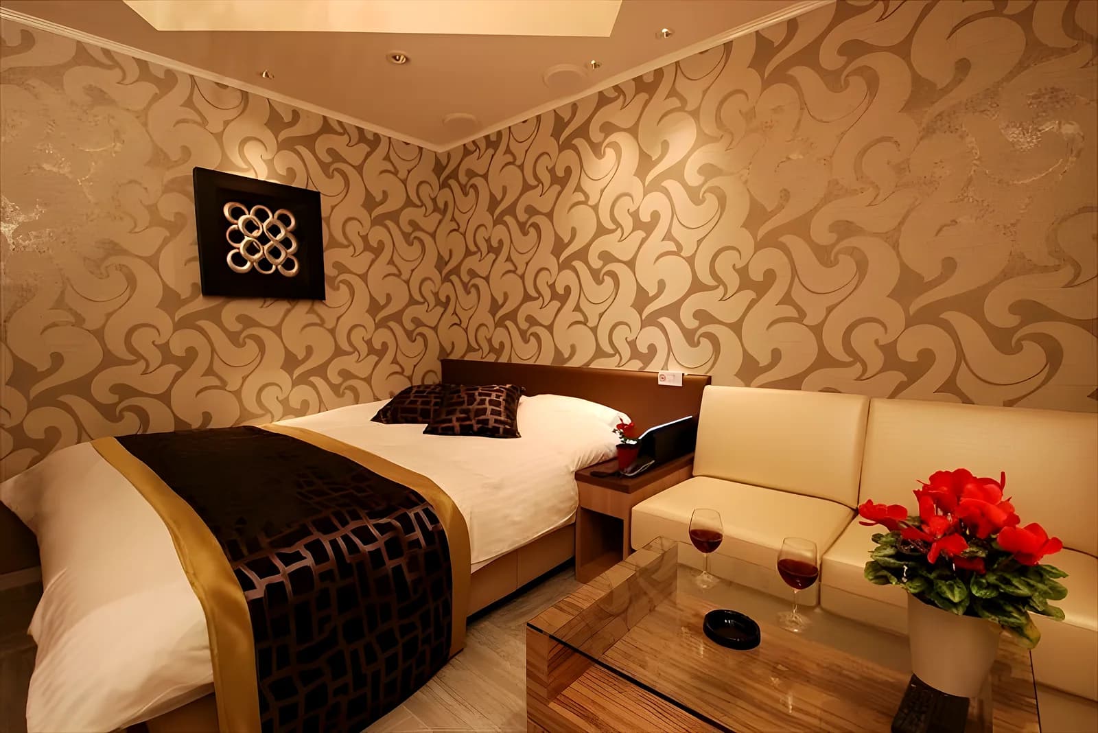 HOTEL SHUFFLE Room 401